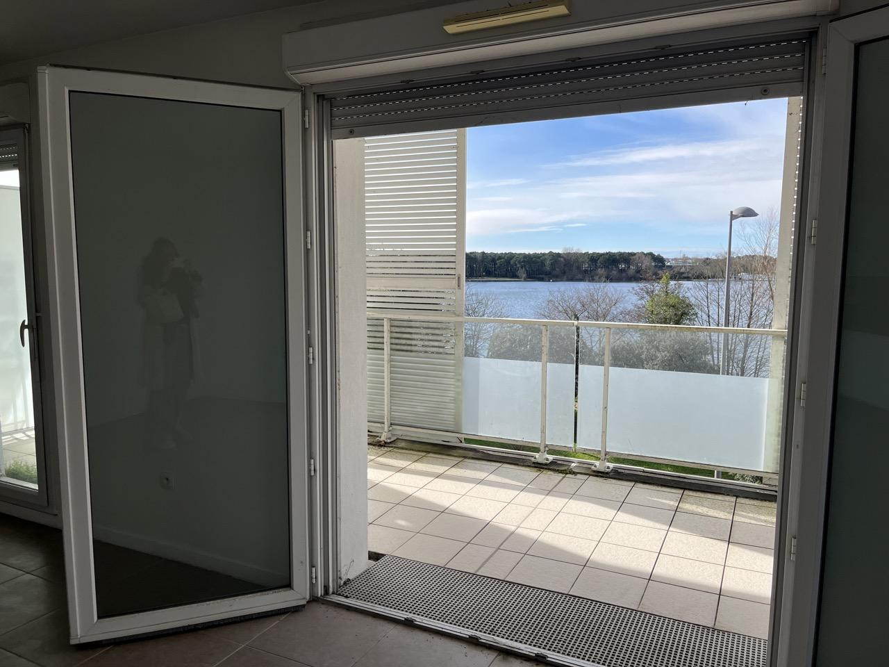 
                                                Vente
                                                 T4 avec extérieur et vue exceptionnelle sur le lac