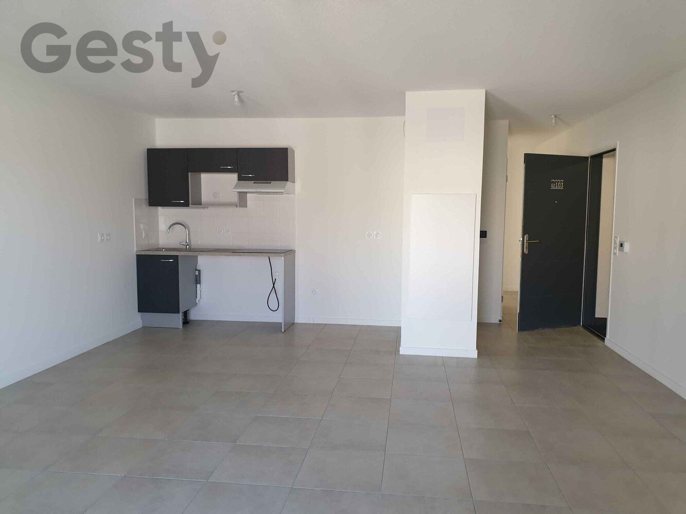 
                                                Location
                                                 T4 avec loggia et parking, proche tram B