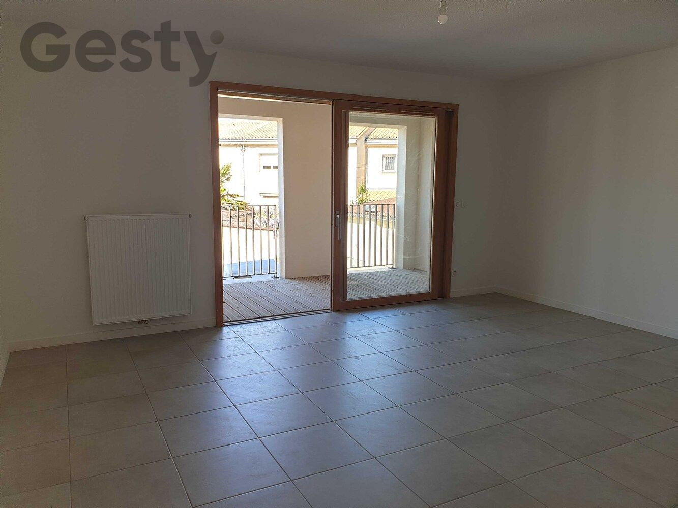 
                                                Location
                                                 T4 avec loggia et parking, proche tram B