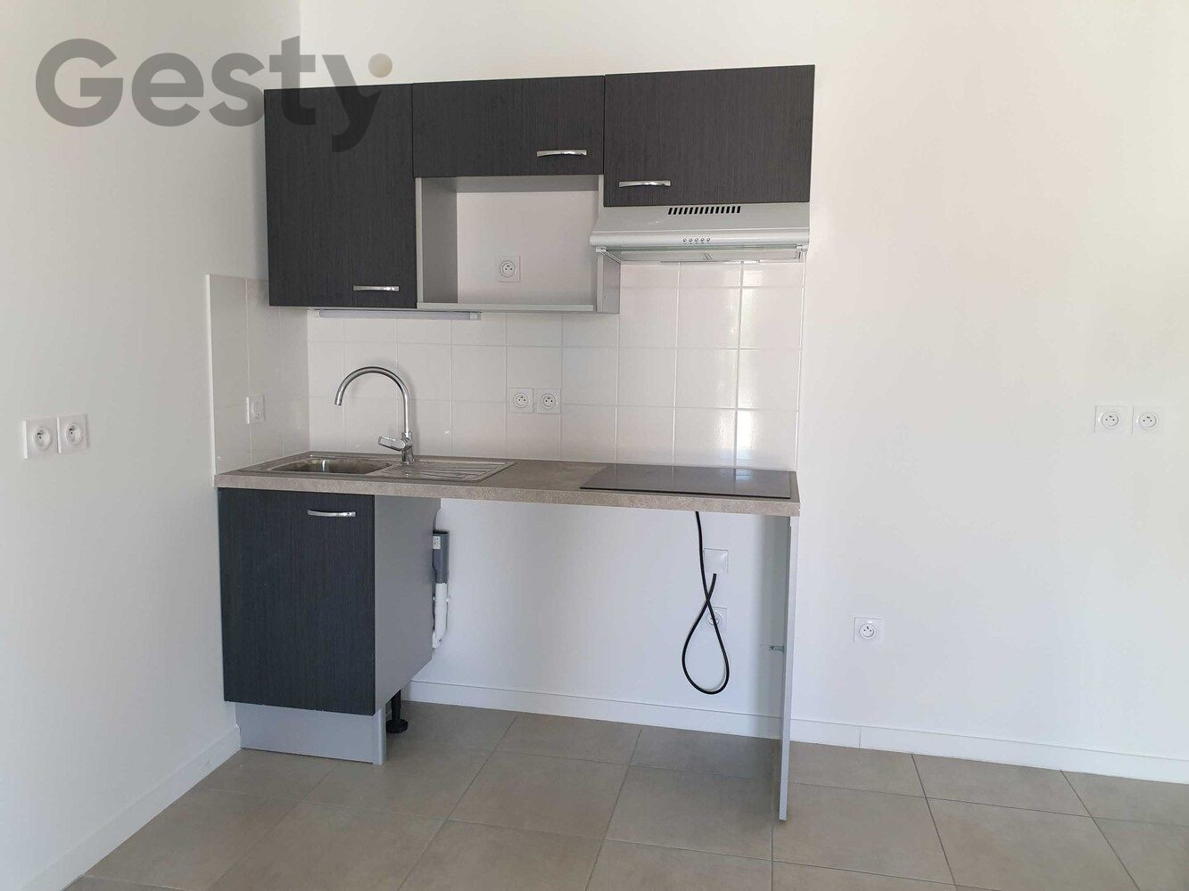 
                                                Location
                                                 T4 avec loggia et parking, proche tram B