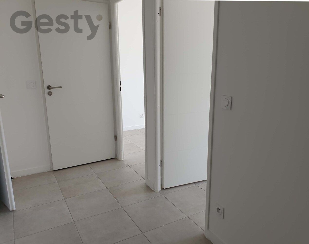 
                                                Location
                                                 T4 avec loggia et parking, proche tram B