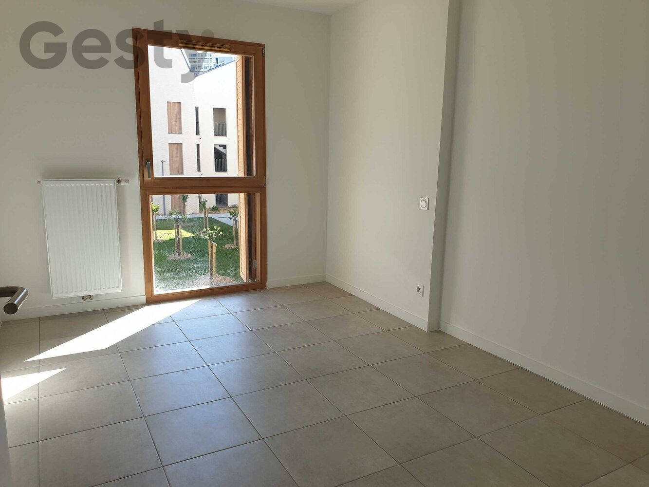 
                                                Location
                                                 T4 avec loggia et parking, proche tram B