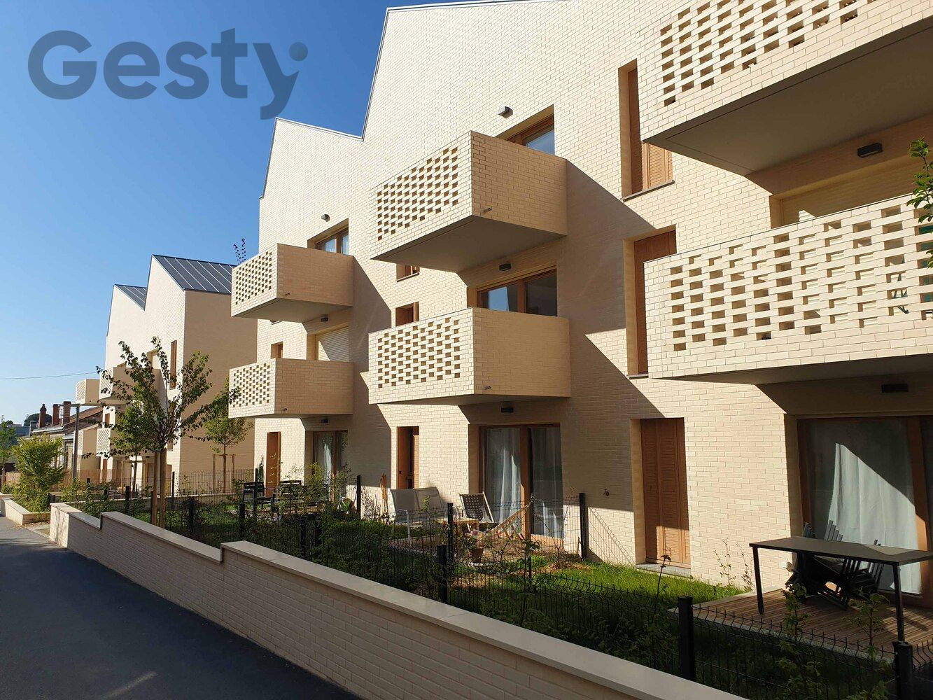 
                                                Location
                                                 T4 avec loggia et parking, proche tram B