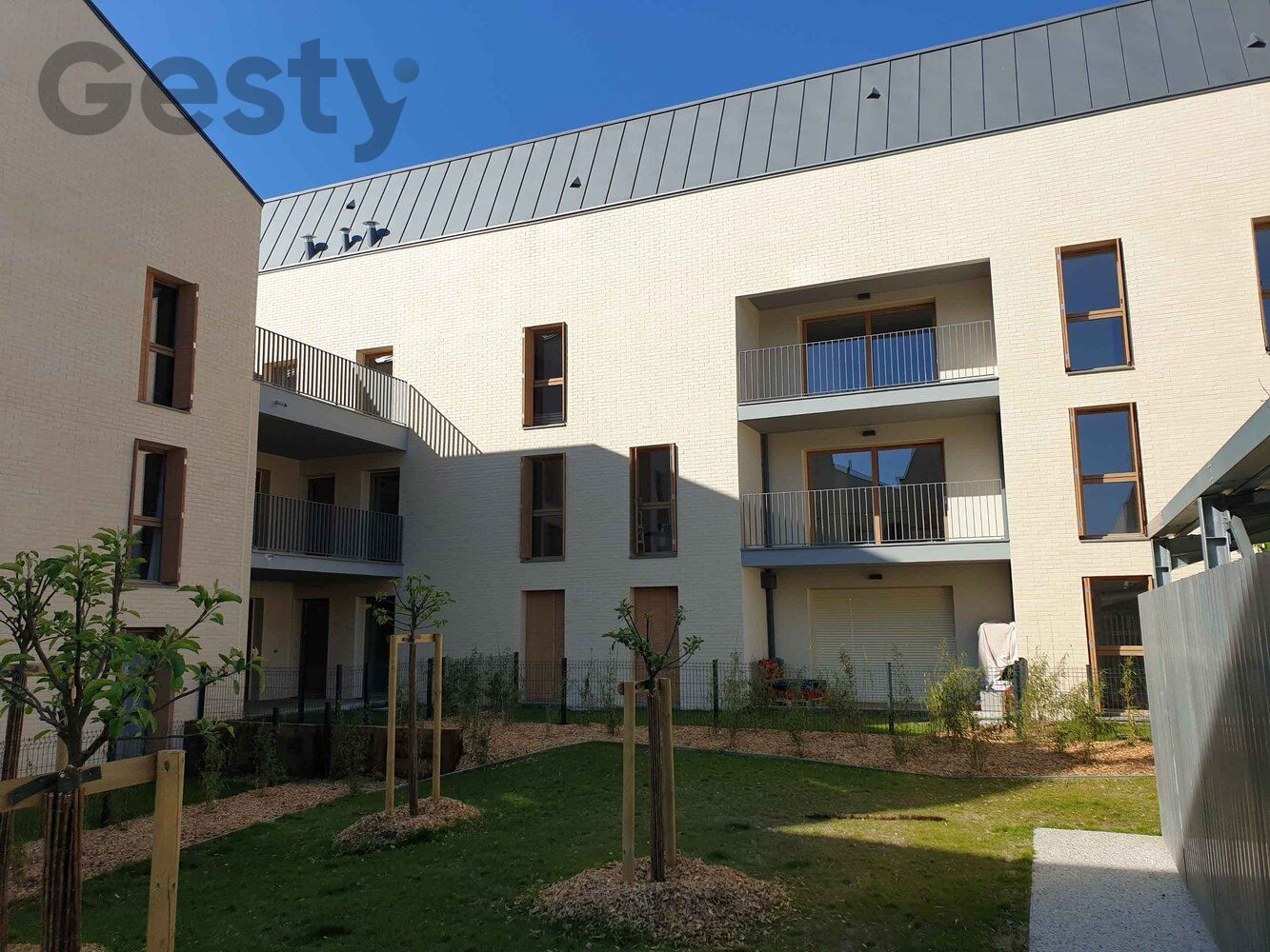 
                                                Location
                                                 T4 avec loggia et parking, proche tram B