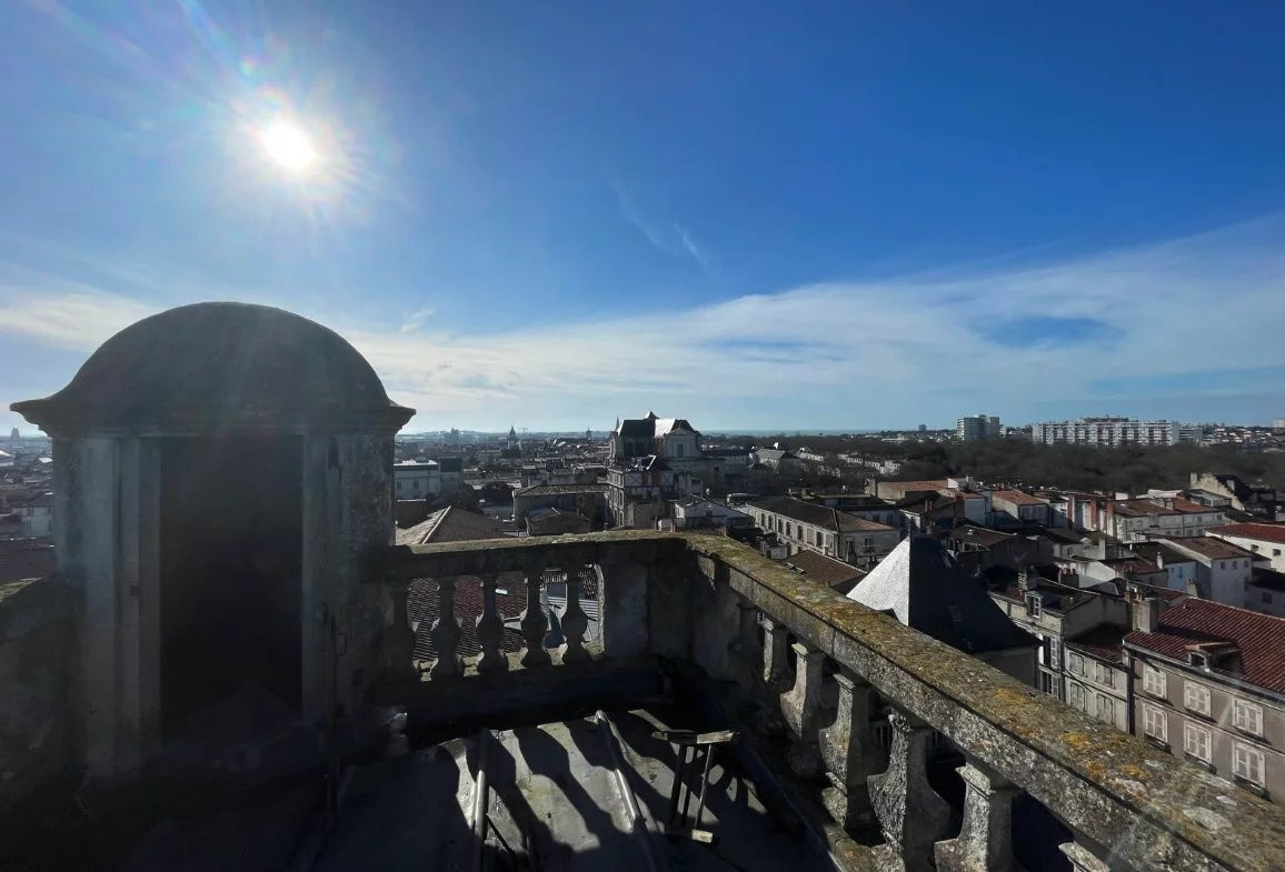 
                                                Vente
                                                 T4 de 109,8m2 avec terrasse belvédère