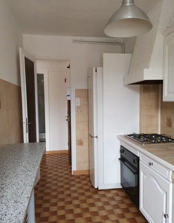 
                                                Location
                                                 T4 de 65m² rénovation en cours