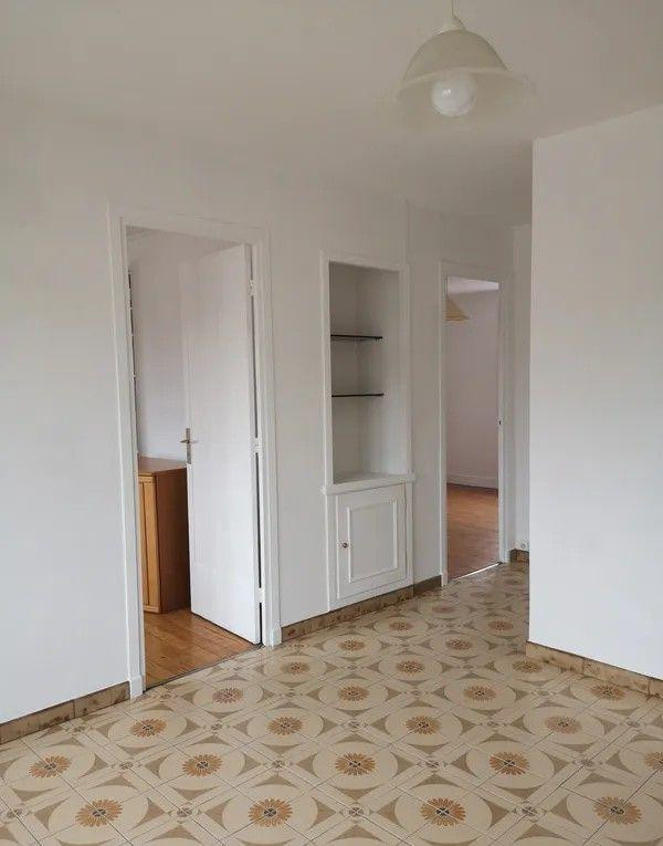 
                                                Location
                                                 T4 de 65m² rénovation en cours