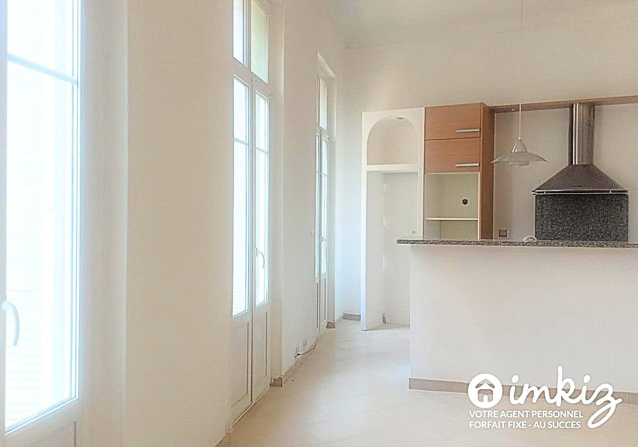 
                                                Vente
                                                 T4 de 80 m² repeint, gros potentiel