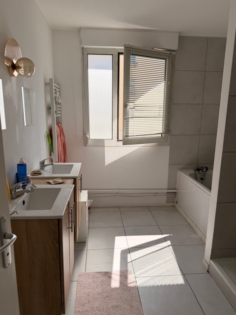
                                                Vente
                                                 T4 DE 81m2 CENTRE GERLAND AVEC BALCON