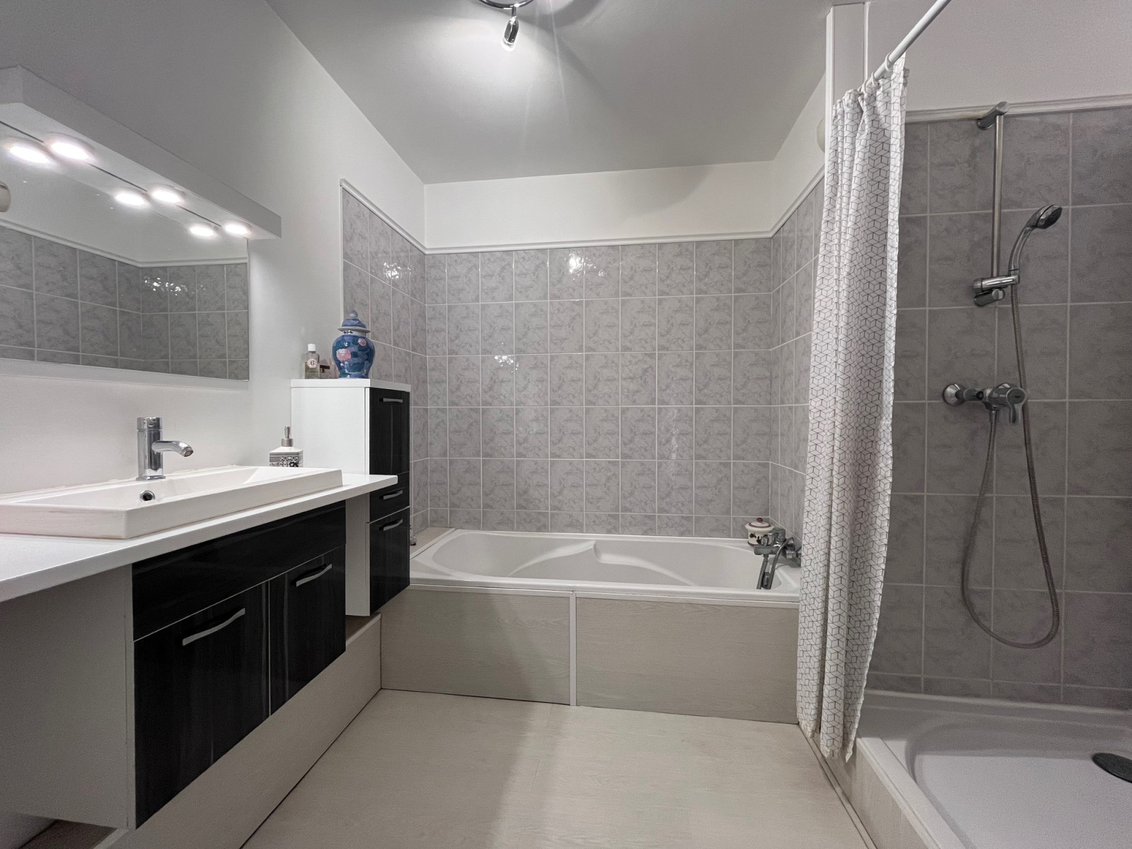 
                                                Vente
                                                 T4, dernier étage, 85 m², quartier Aqueducs