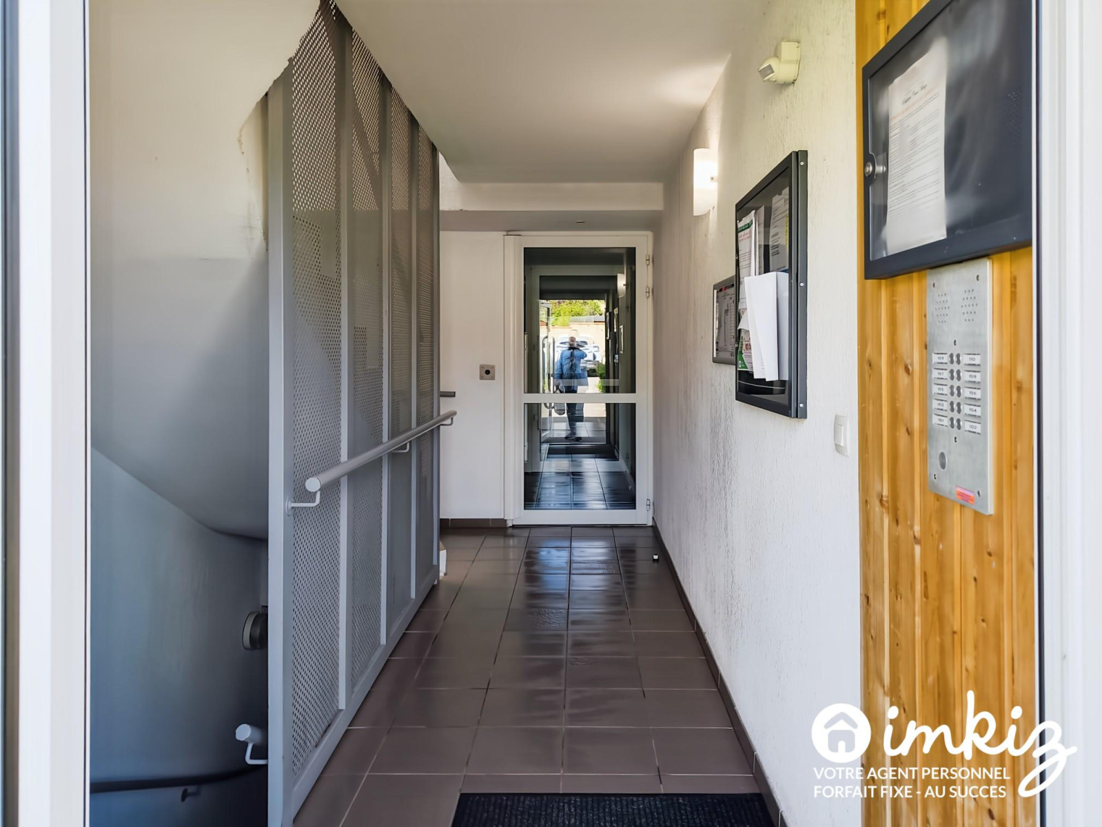 
                                                Vente
                                                 T4 EN DERNIER ÉTAGE AVEC TERRASSE, VUE DÉGAGÉE