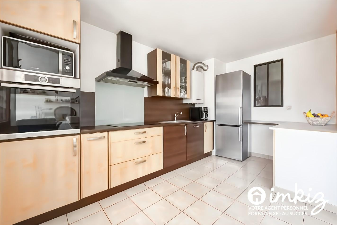 
                                                Vente
                                                 ✨ T4 lumineux et idéalement situé – Saint-Fons
