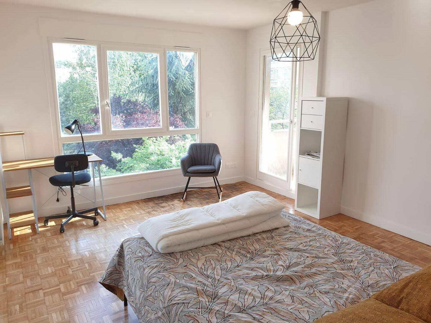 
                                                Location
                                                 T4 meublé de 90 m² avec balcons, parking fermé