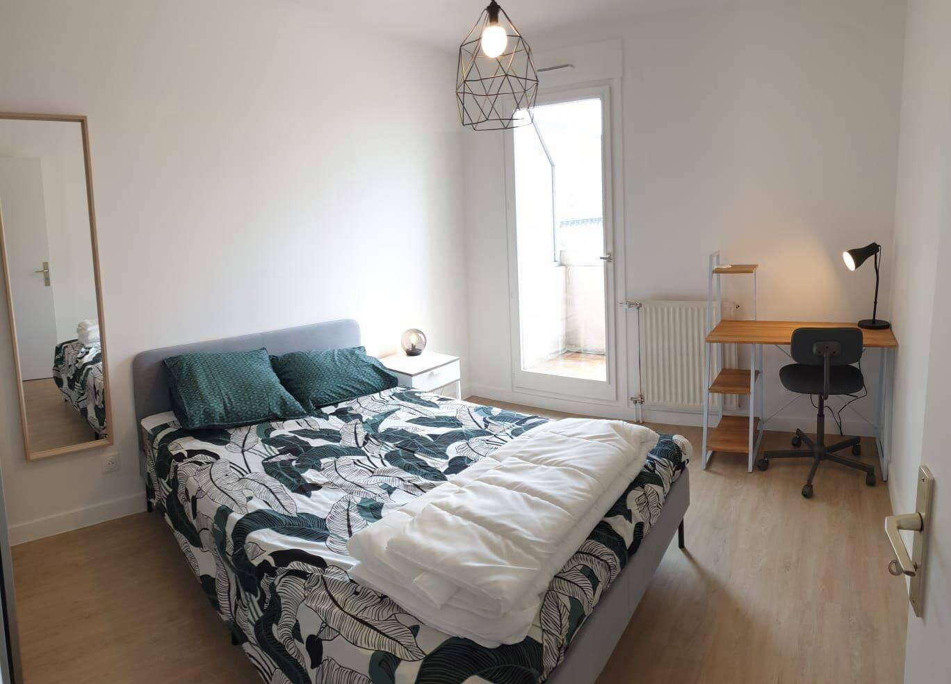 
                                                Location
                                                 T4 meublé de 90 m² avec balcons, parking fermé