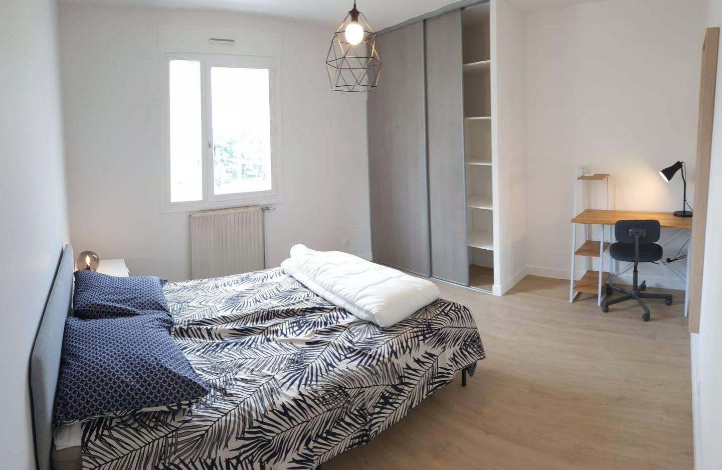 
                                                Location
                                                 T4 meublé de 90 m² avec balcons, parking fermé