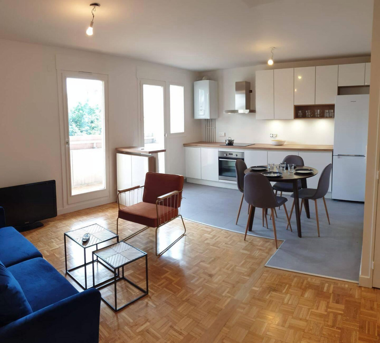 
                                                Location
                                                 T4 meublé de 90 m² avec balcons, parking fermé