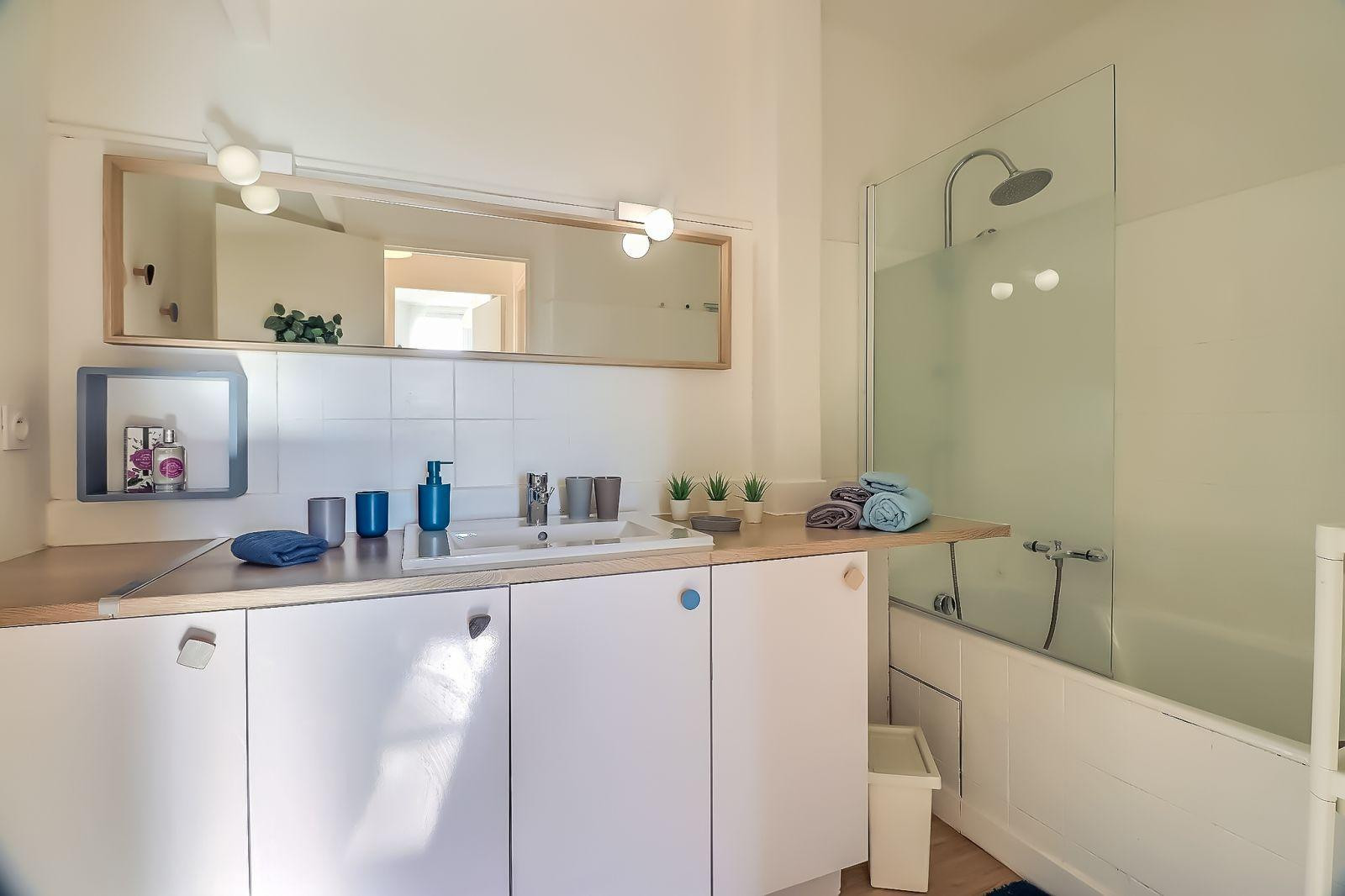 
                                                Location
                                                 🏡 T4 Meublé et équipé à Nîmes Centre ✨🏡