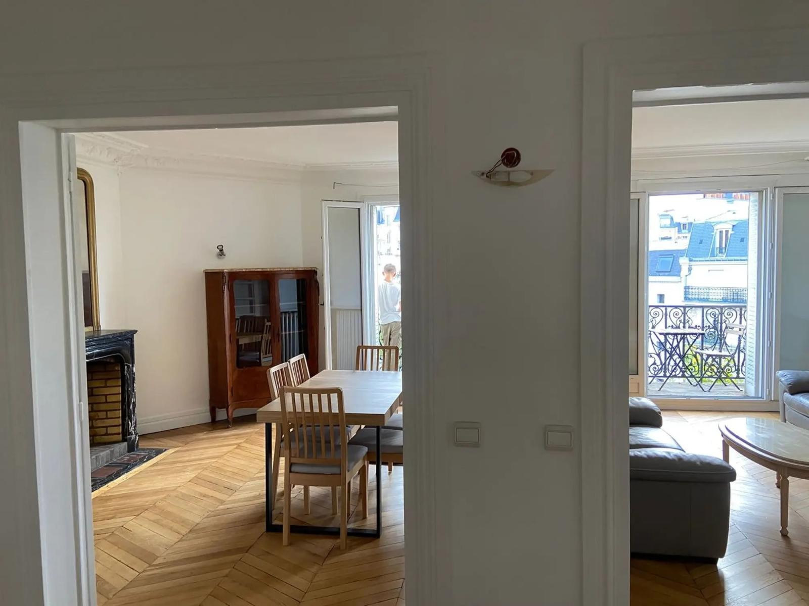 
                                                Location
                                                 T4 meublé lumineux rénové 5è Etage vue Sacré Coeur