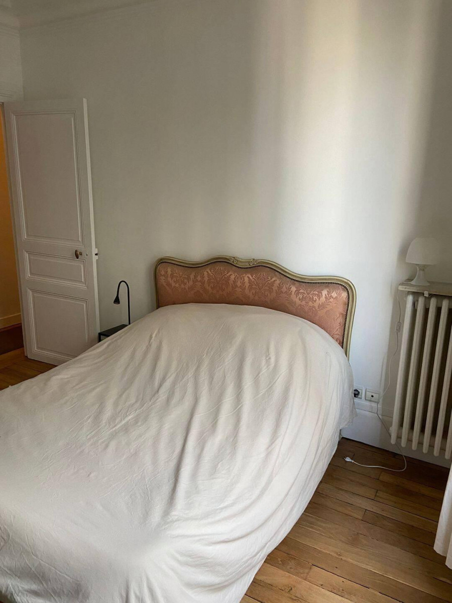 
                                                Location
                                                 T4 meublé lumineux rénové 5è Etage vue Sacré Coeur