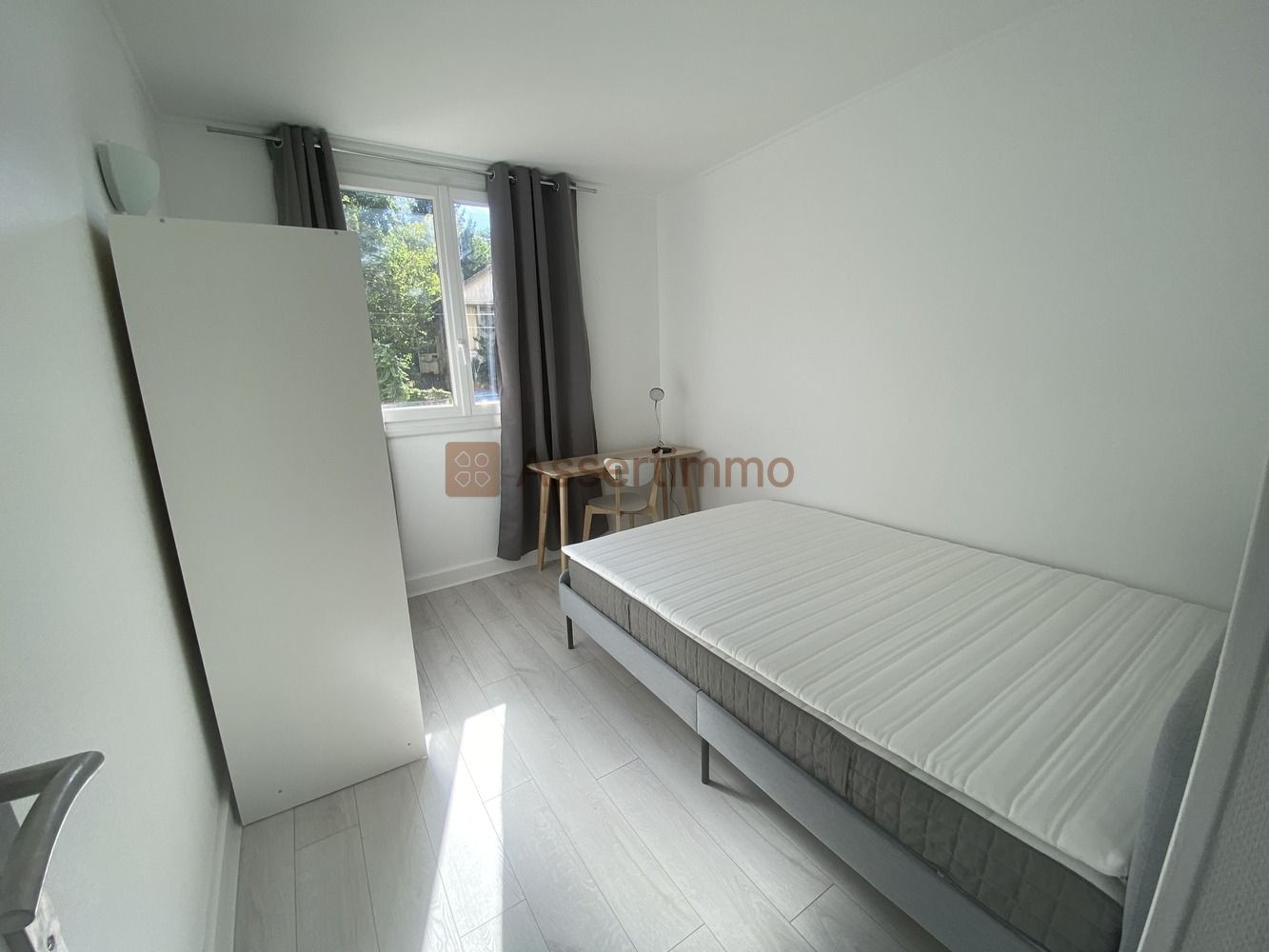 
                                                Location
                                                 T4 rénové 3 chambres meublées - Vitry Centre