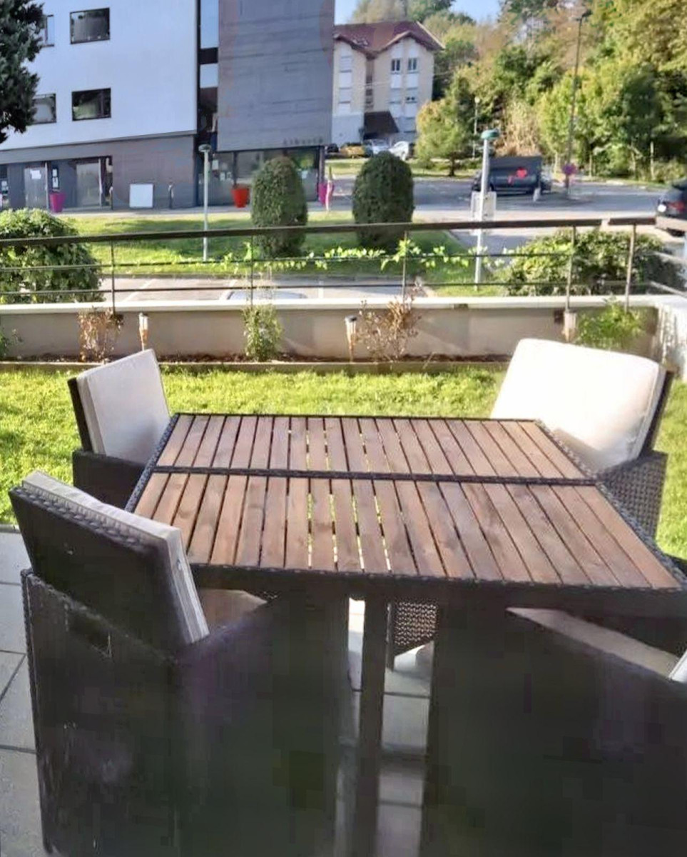 
                                                Location
                                                 T4 traversant plein pied meublée selon la demande