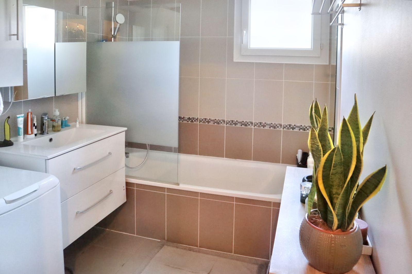 
                                                Location
                                                 T4 traversant plein pied meublée selon la demande