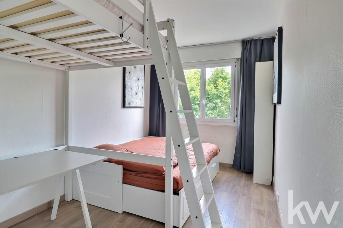 
                                                Location
                                                 T5 -3 chambres - 10 couchages - centre ville  avec parkings -cave - gardien (loyer tout inclus)