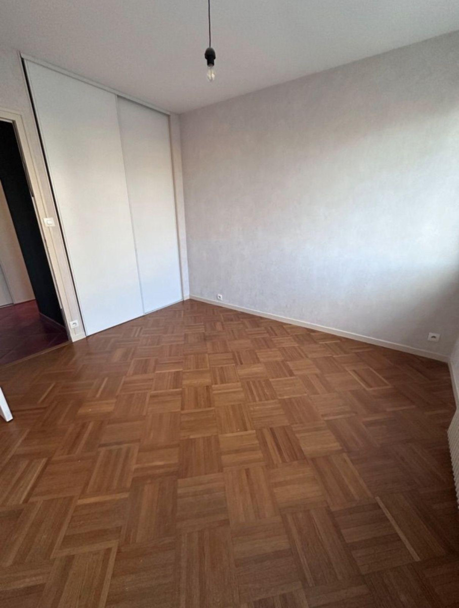 
                                                Location
                                                 T5 96m² traversant lumineux secteur clinique