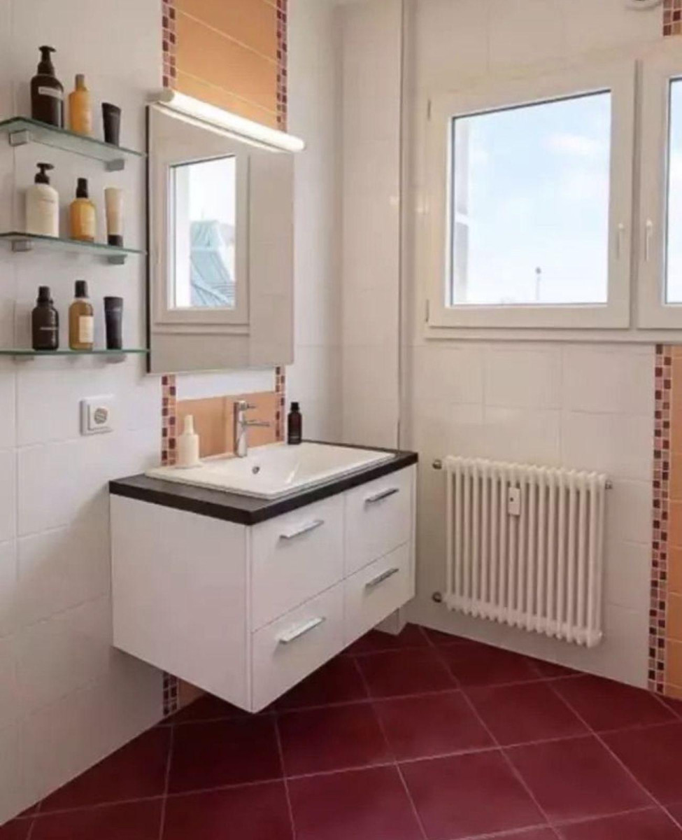 
                                                Location
                                                 T5 96m² traversant lumineux secteur clinique