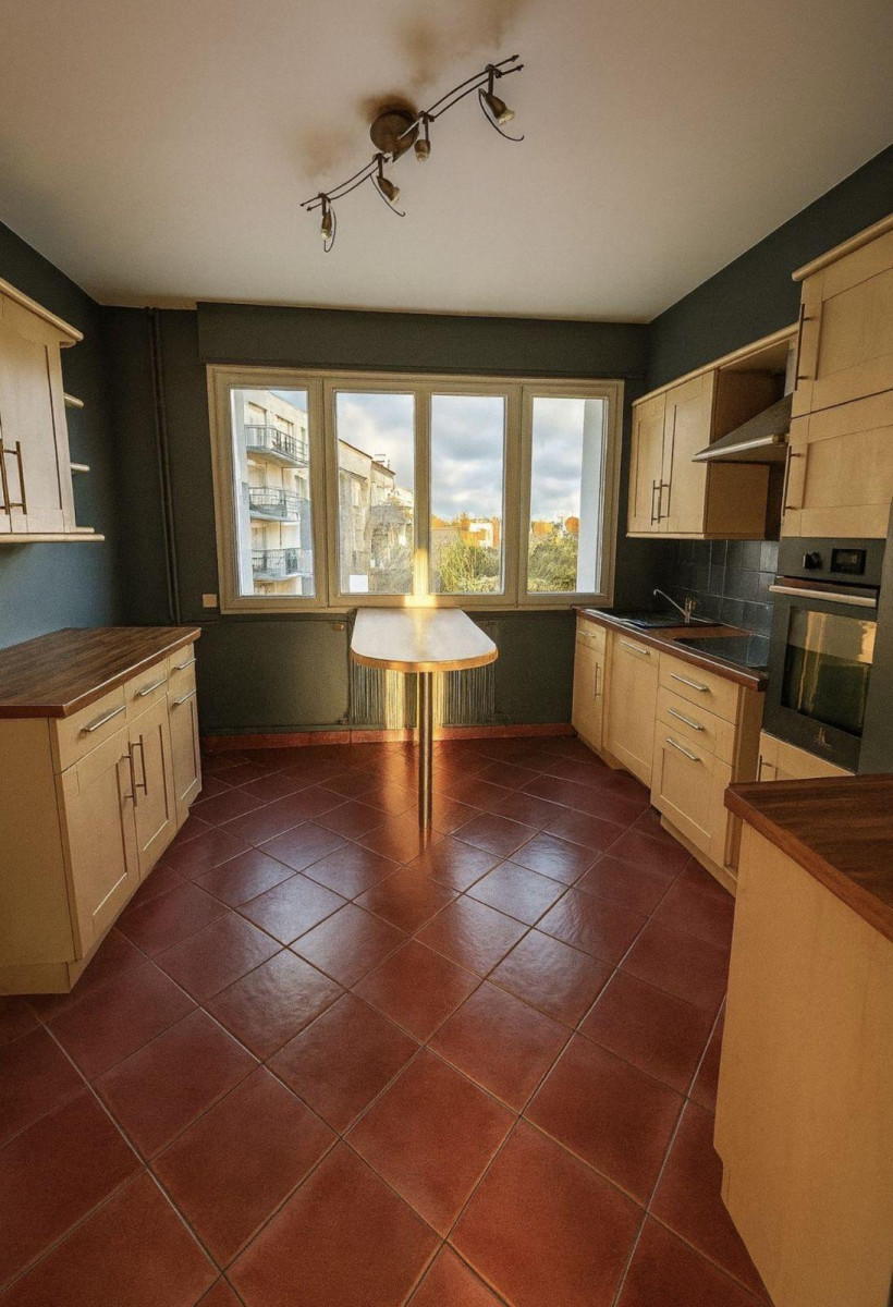 
                                                Location
                                                 T5 96m² traversant lumineux secteur clinique