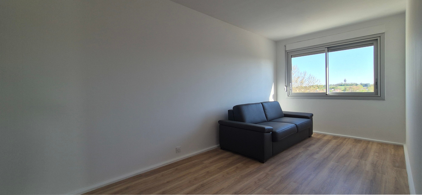 
                                                Vente
                                                 T5 de 95 m² + balcon + cave