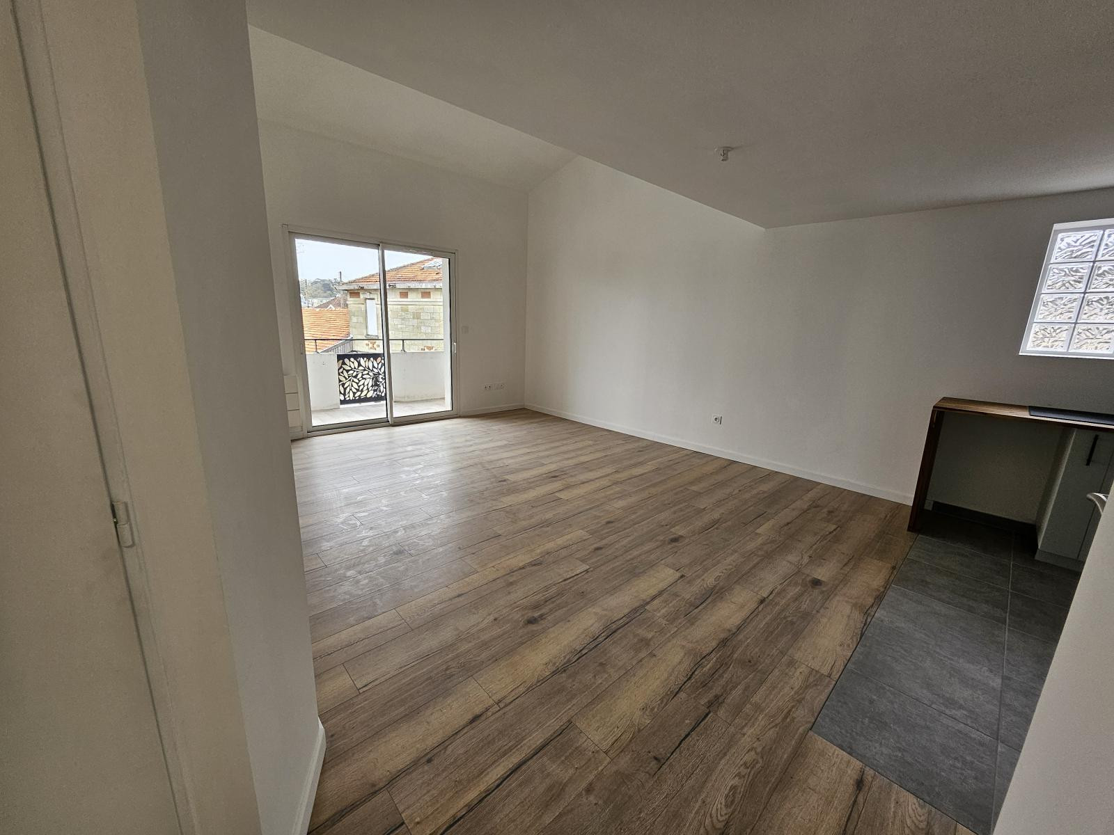 
                                                Location
                                                 T5 en duplex