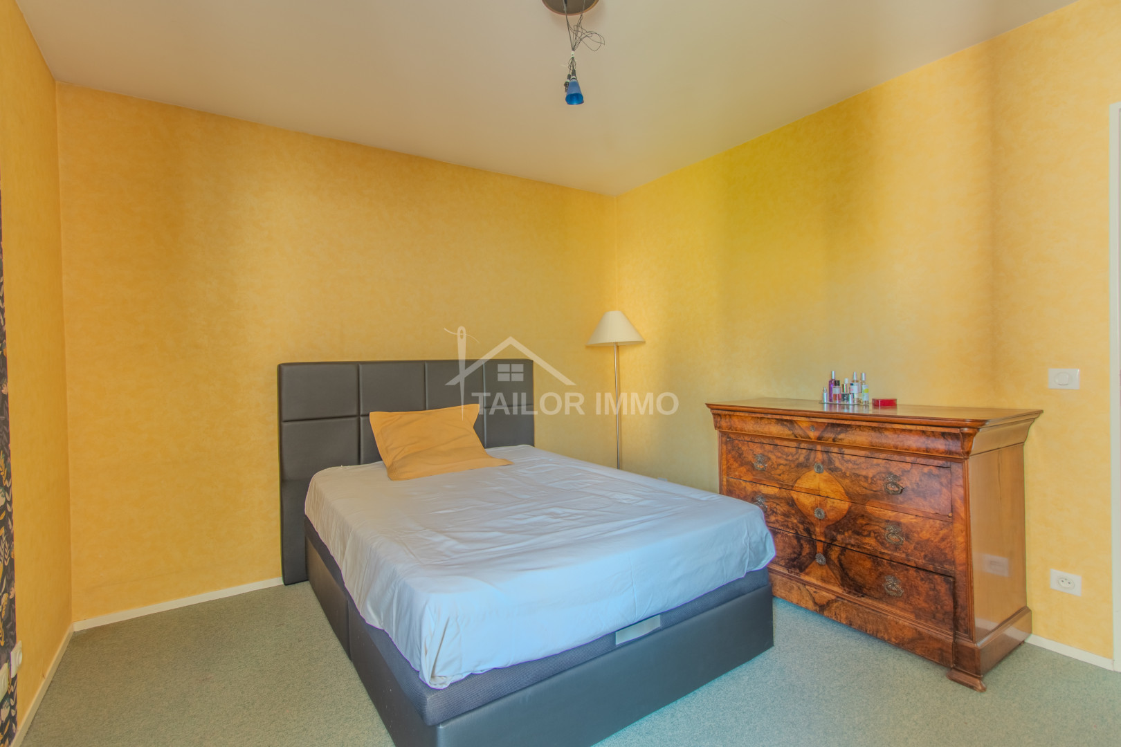 
                                                Vente
                                                 T5 Monplaisir avec balcon et garage