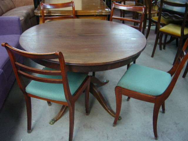 
                                                Meuble
                                                 Table bois et 4 chaises, promotion