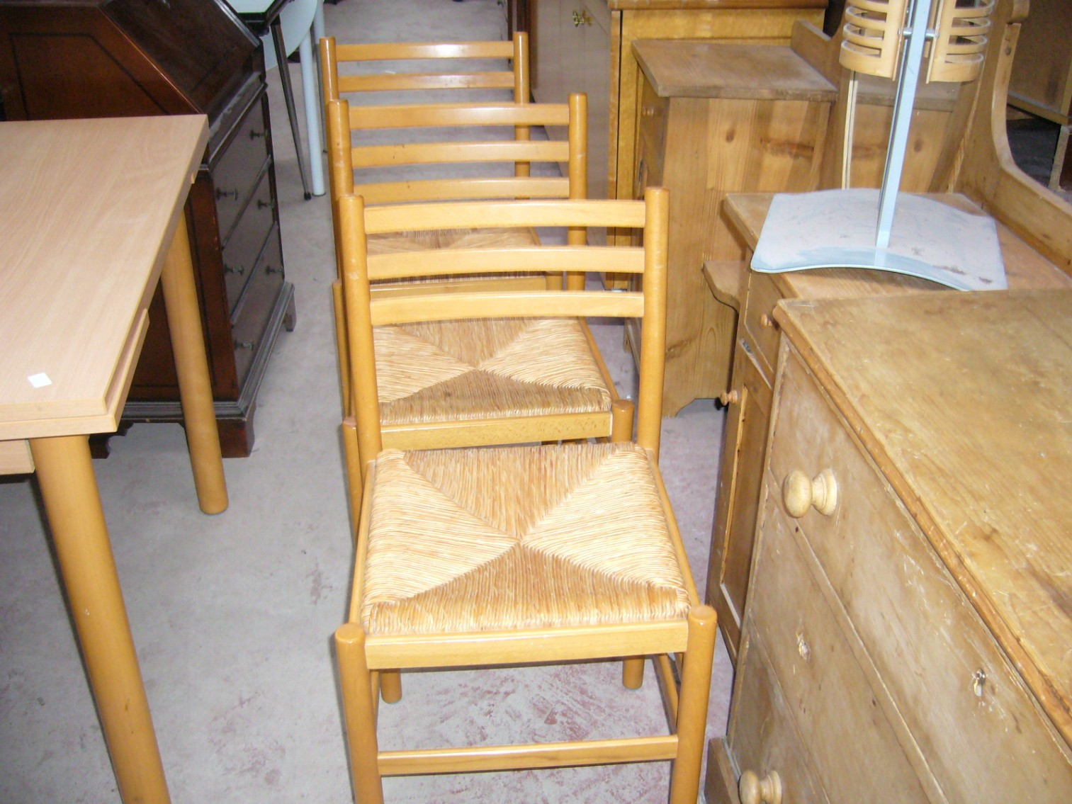 
                                                Meuble
                                                 Table cuisine et 3 chaises, promotion