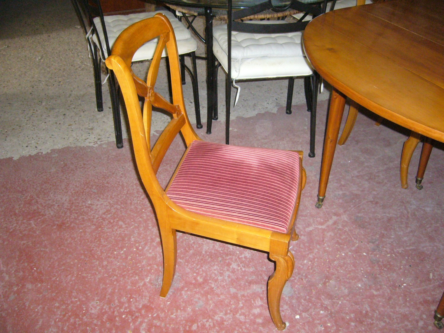 
                                                Meuble
                                                 Table en merisier et 6 chaises, promotion