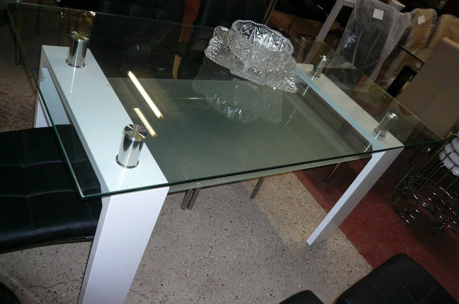 
                                                Meuble
                                                 Table en verre neuve