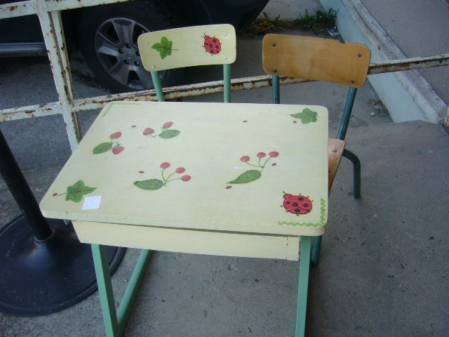 
                                                Meuble
                                                 Table et 2 chaises petit enfant, promotion
