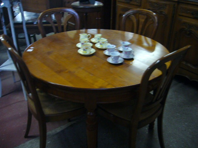 
                                                Meuble
                                                 Table et 4 chaises en merisier, promotion