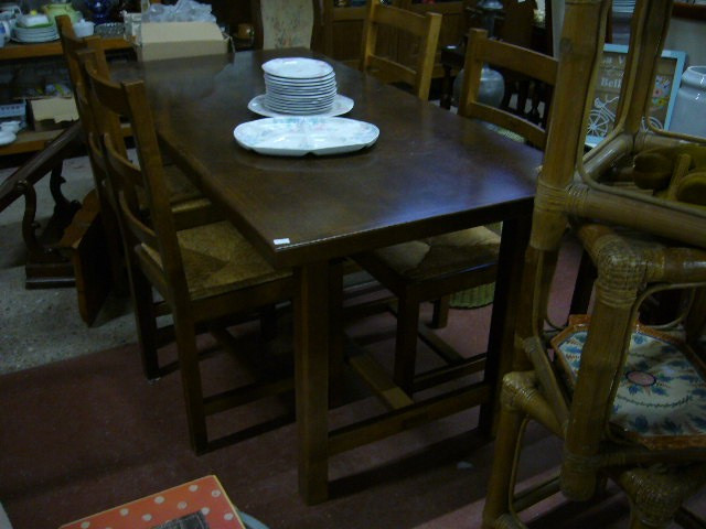 
                                                Meuble
                                                 Table et 4 chaises, promotion