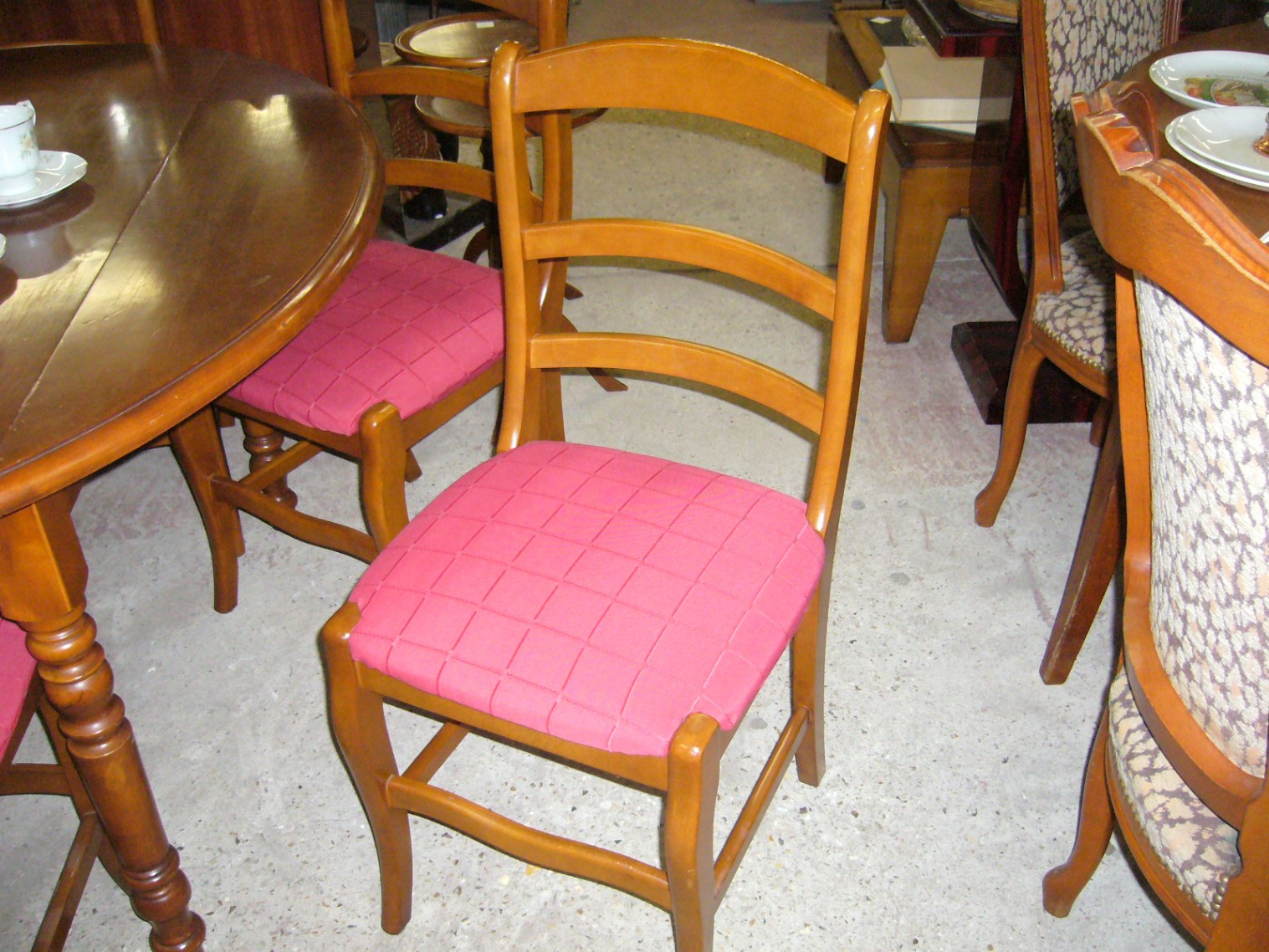 
                                                Meuble
                                                 Table et 6 chaises en merisier