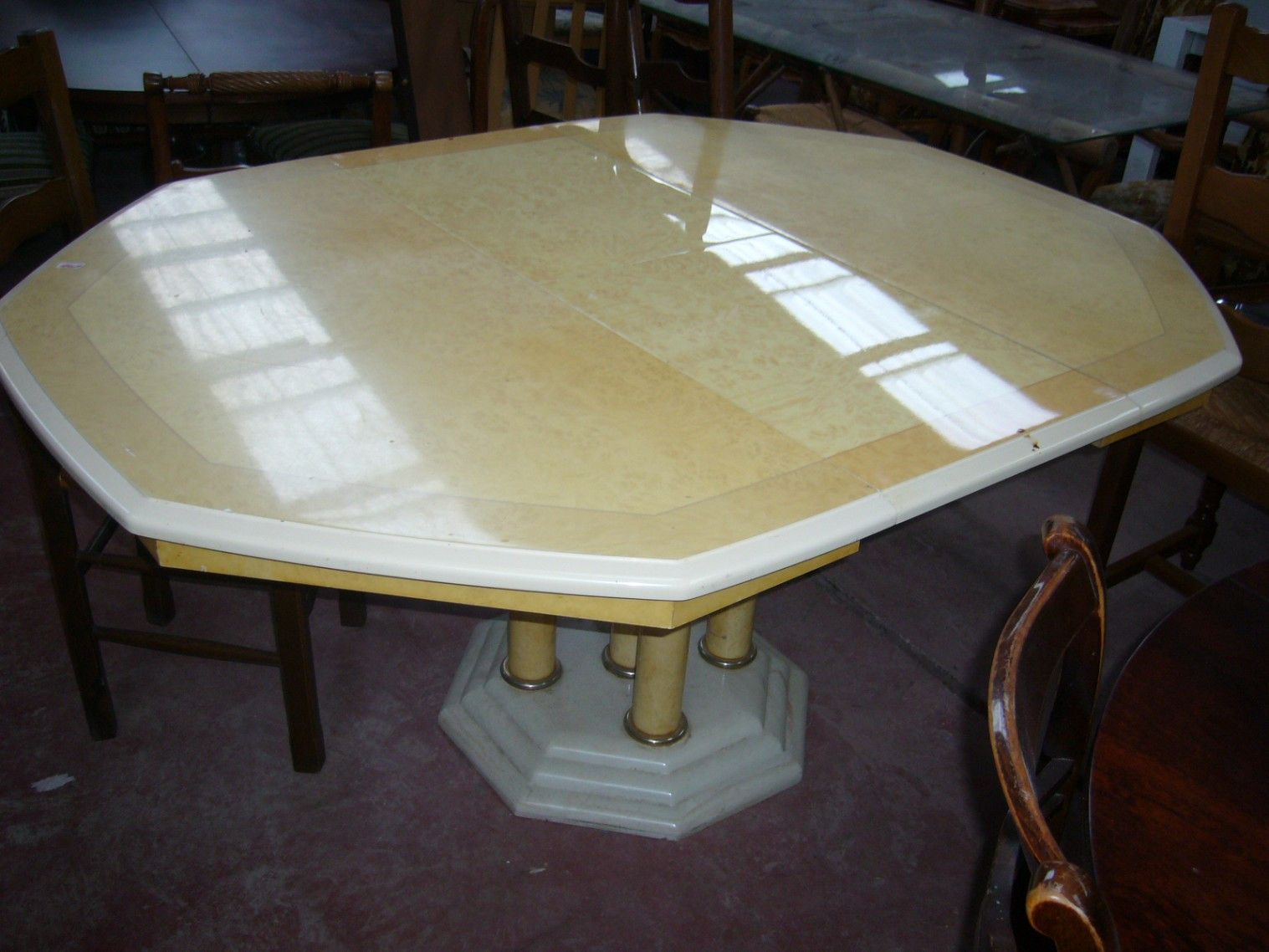 
                                                Meuble
                                                 Table octogonale, promotion
