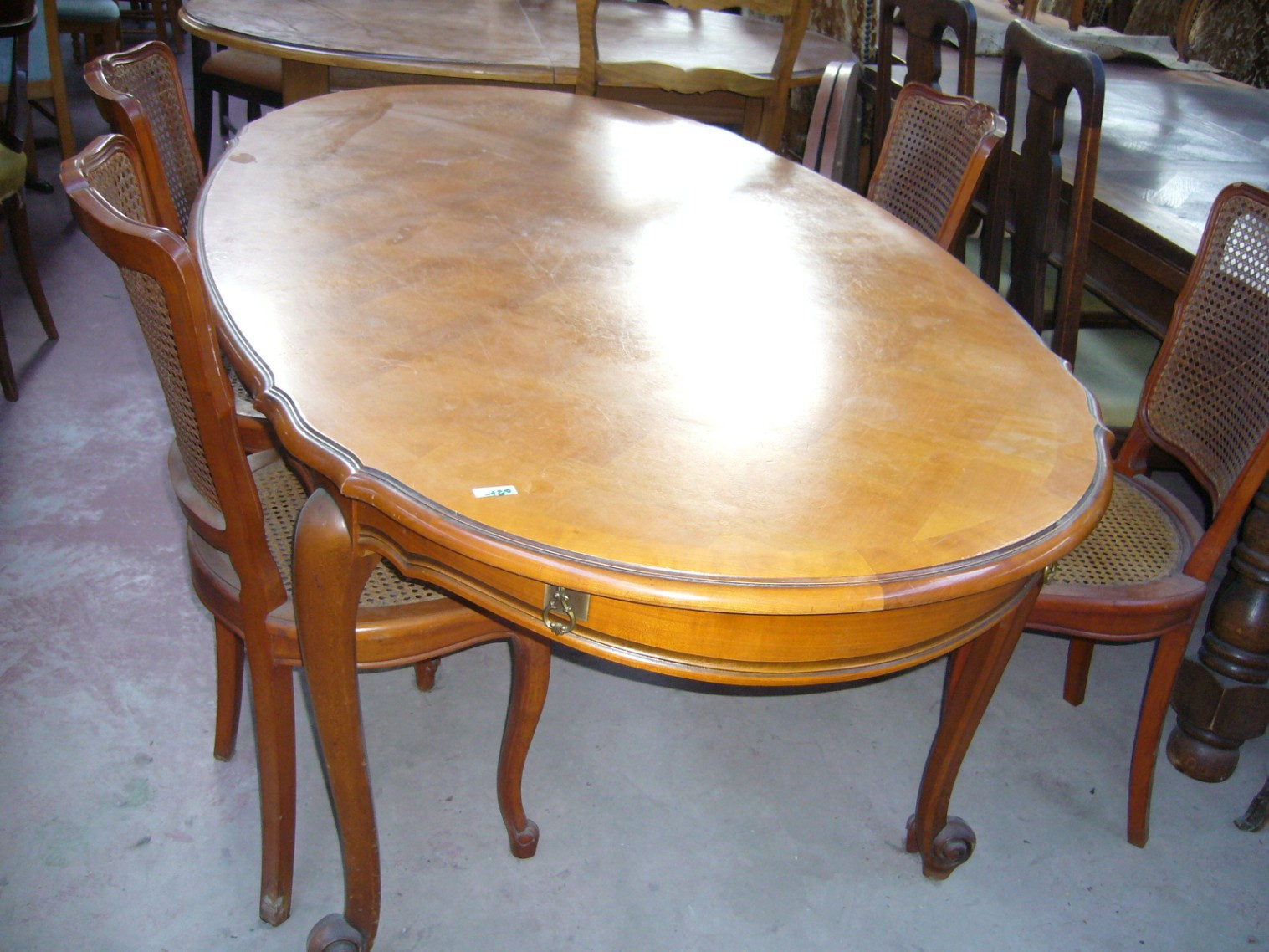 
                                                Meuble
                                                 Table ovale en bois, promotion