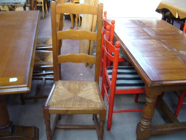 
                                                Meuble
                                                 Table rectangulaire et 6 chaises, promotion