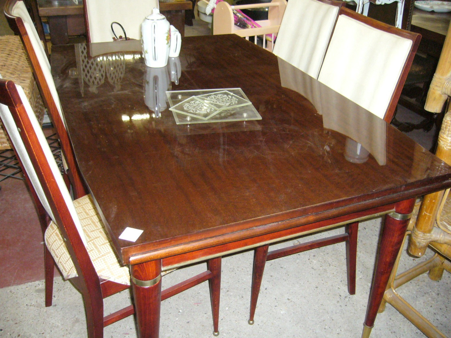 
                                                Meuble
                                                 Table rectangulaire et six chaises, promotion