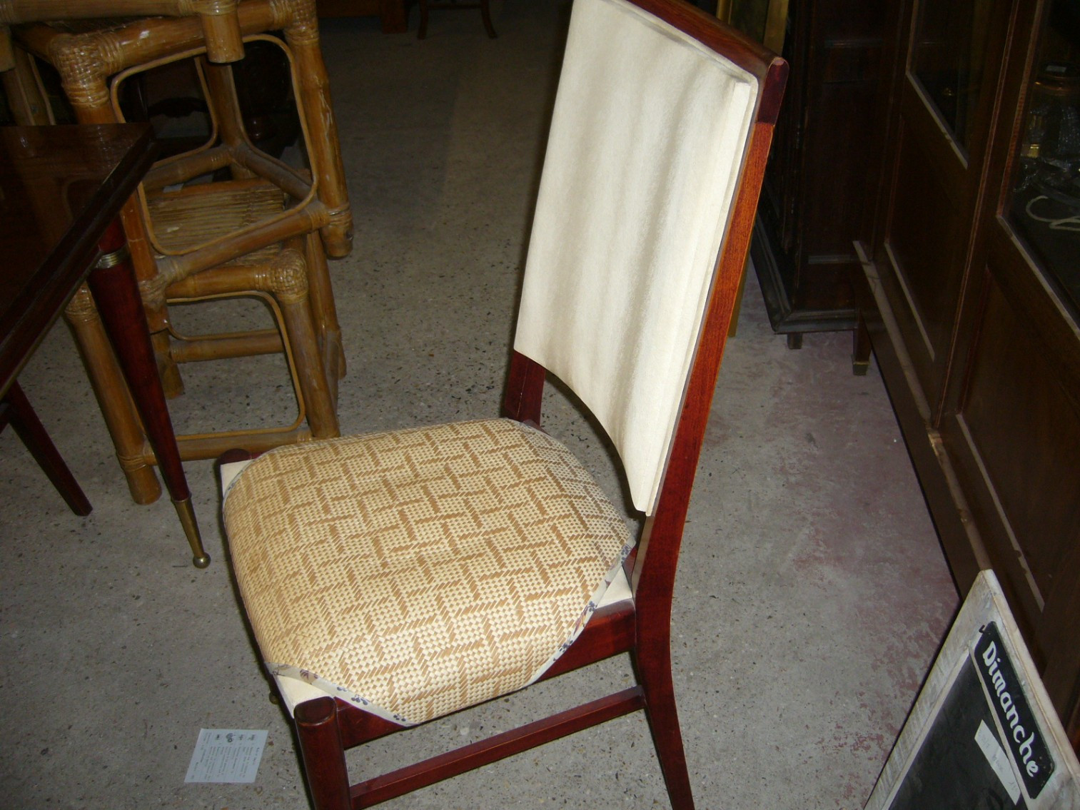 
                                                Meuble
                                                 Table rectangulaire et six chaises, promotion