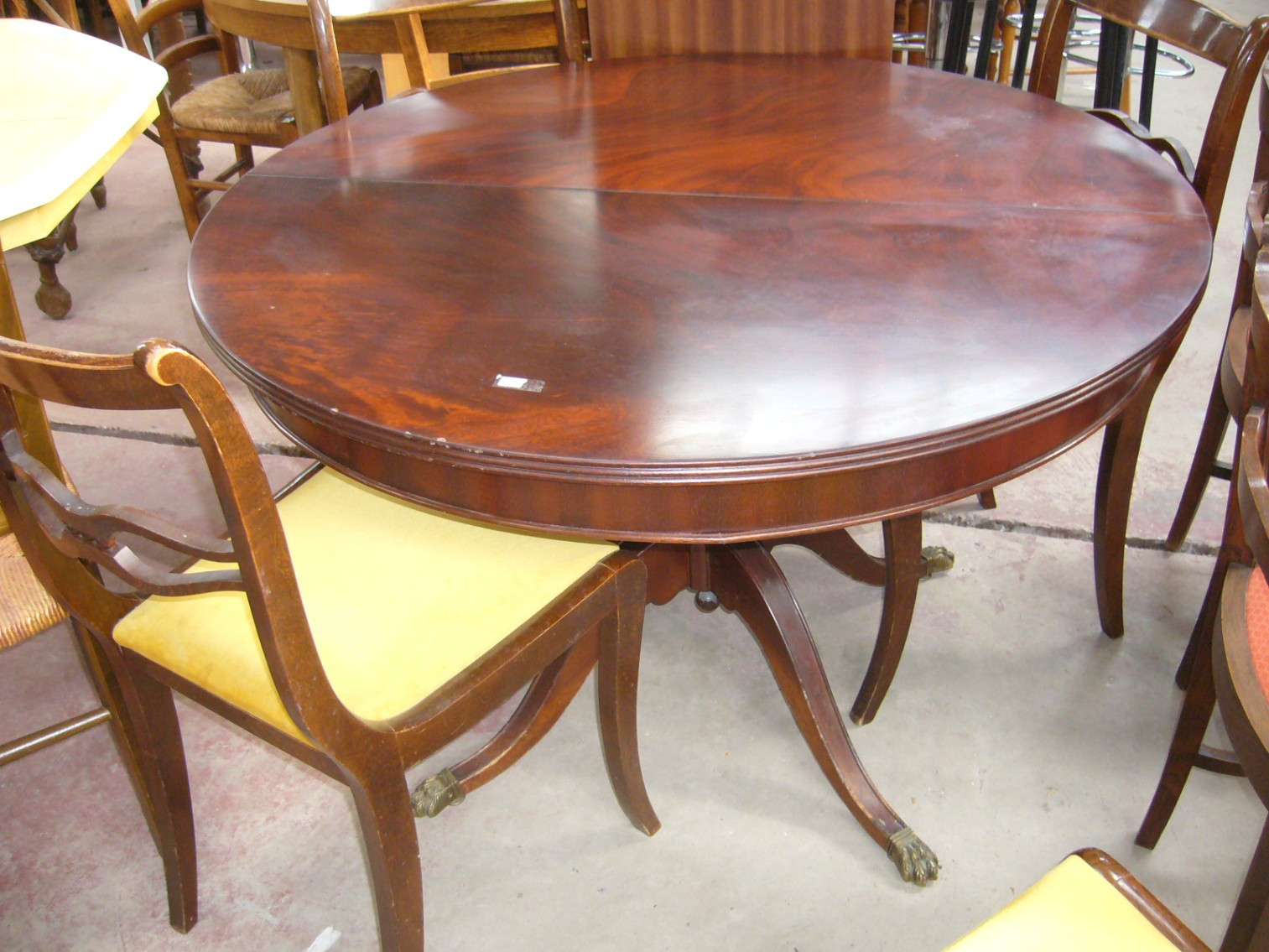 
                                                Meuble
                                                 Table ronde bois et 4 chaises, promotion