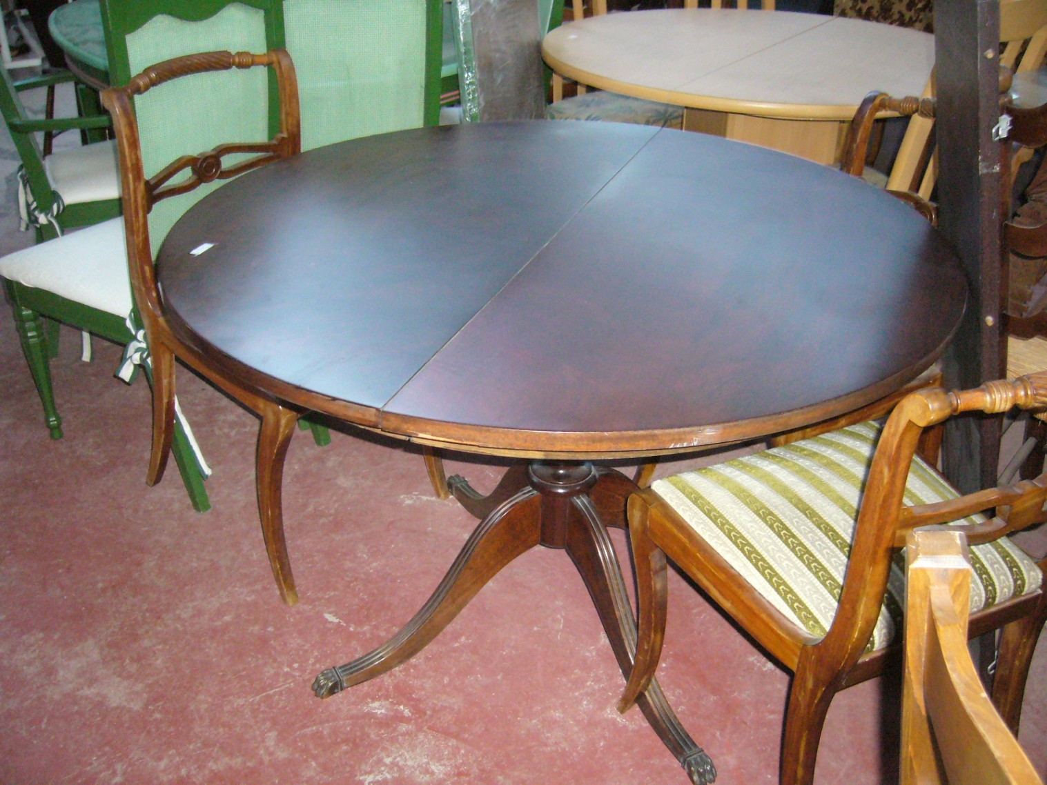 
                                                Meuble
                                                 Table ronde et 4 chaises