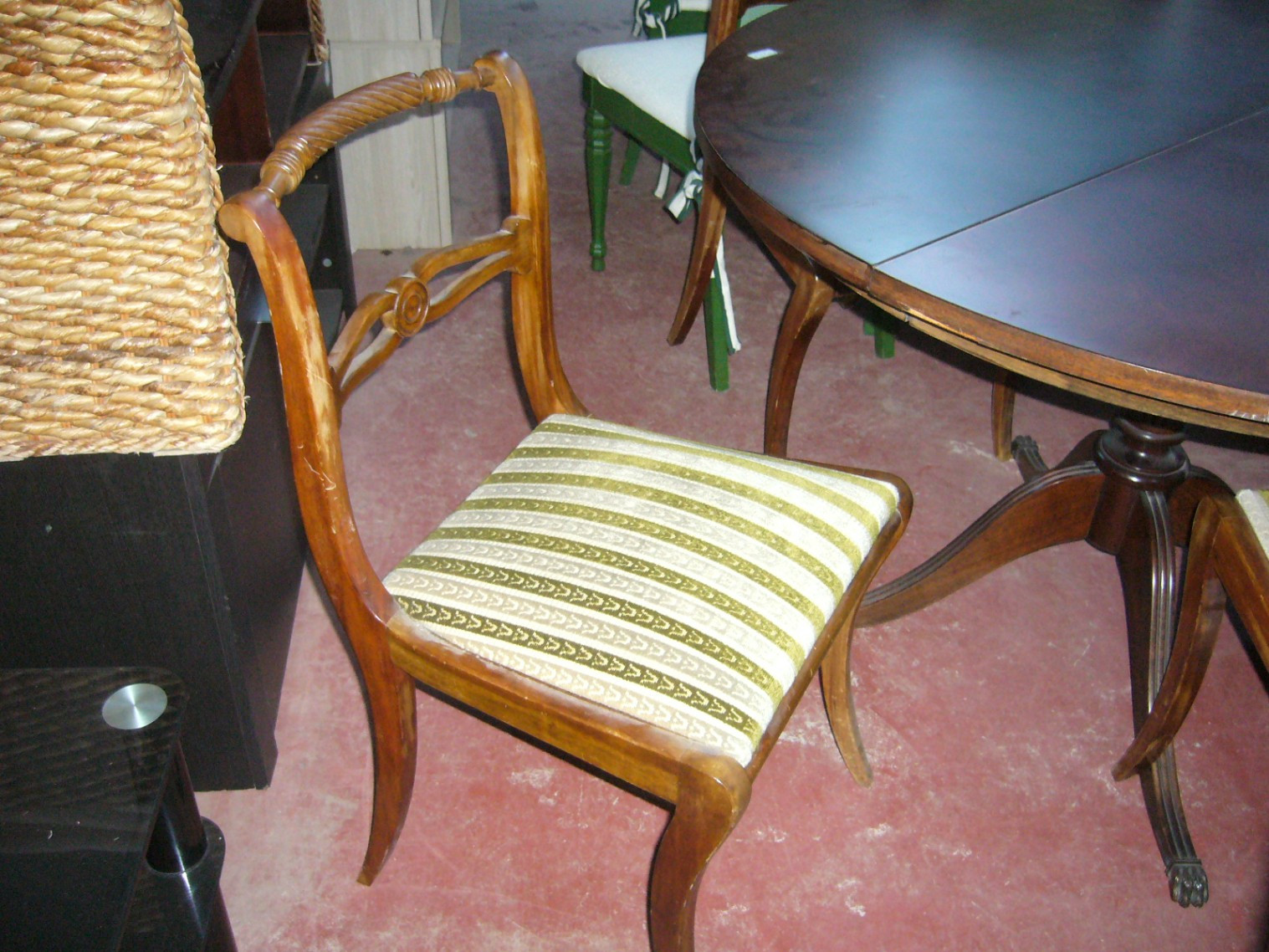 
                                                Meuble
                                                 Table ronde et 4 chaises