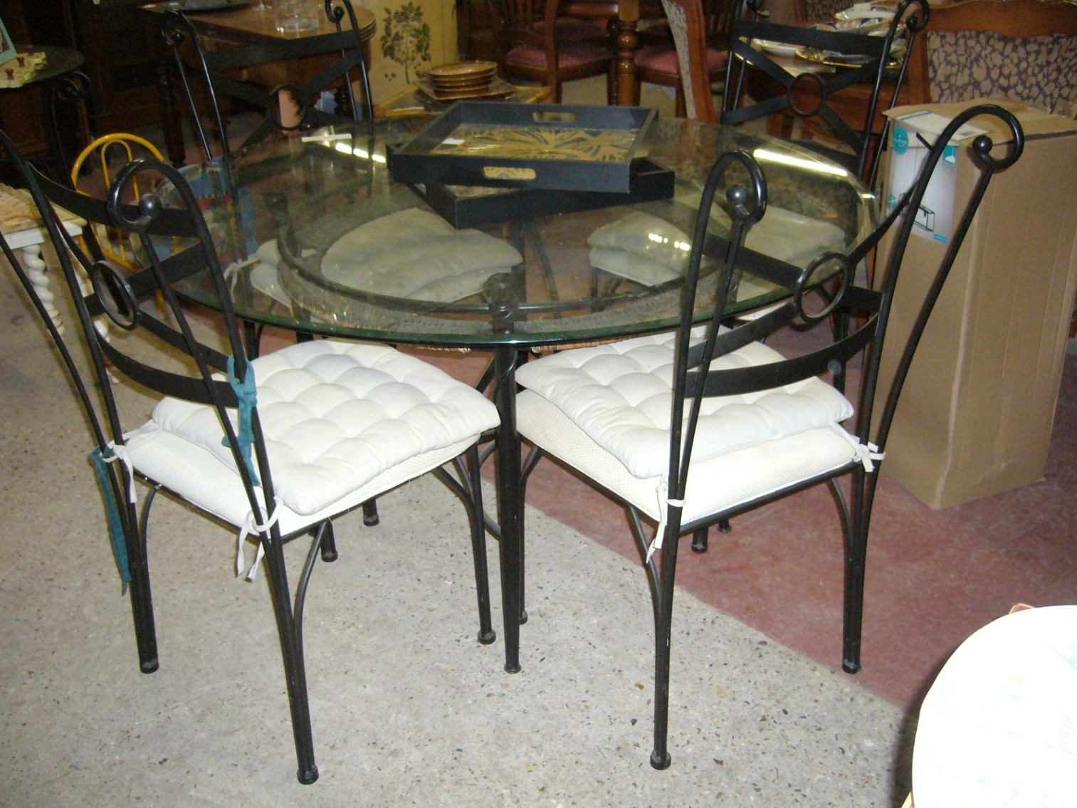 
                                                Meuble
                                                 Table verre et 4 chaises, promotion